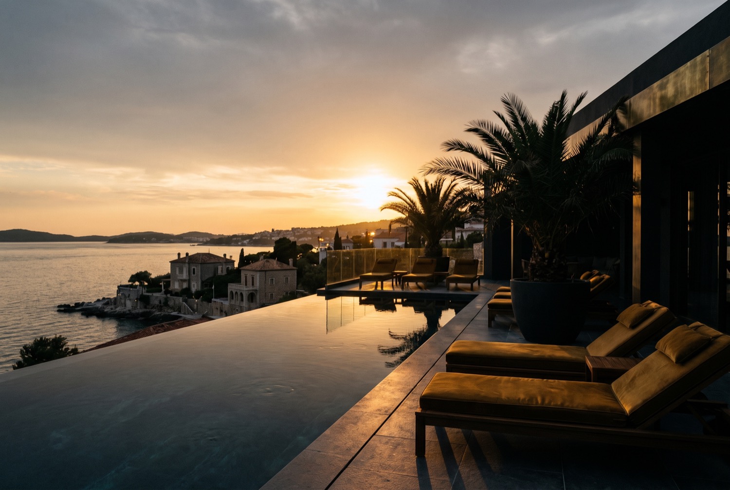 Pool mit Blick auf die Bucht bei Sonnenuntergang