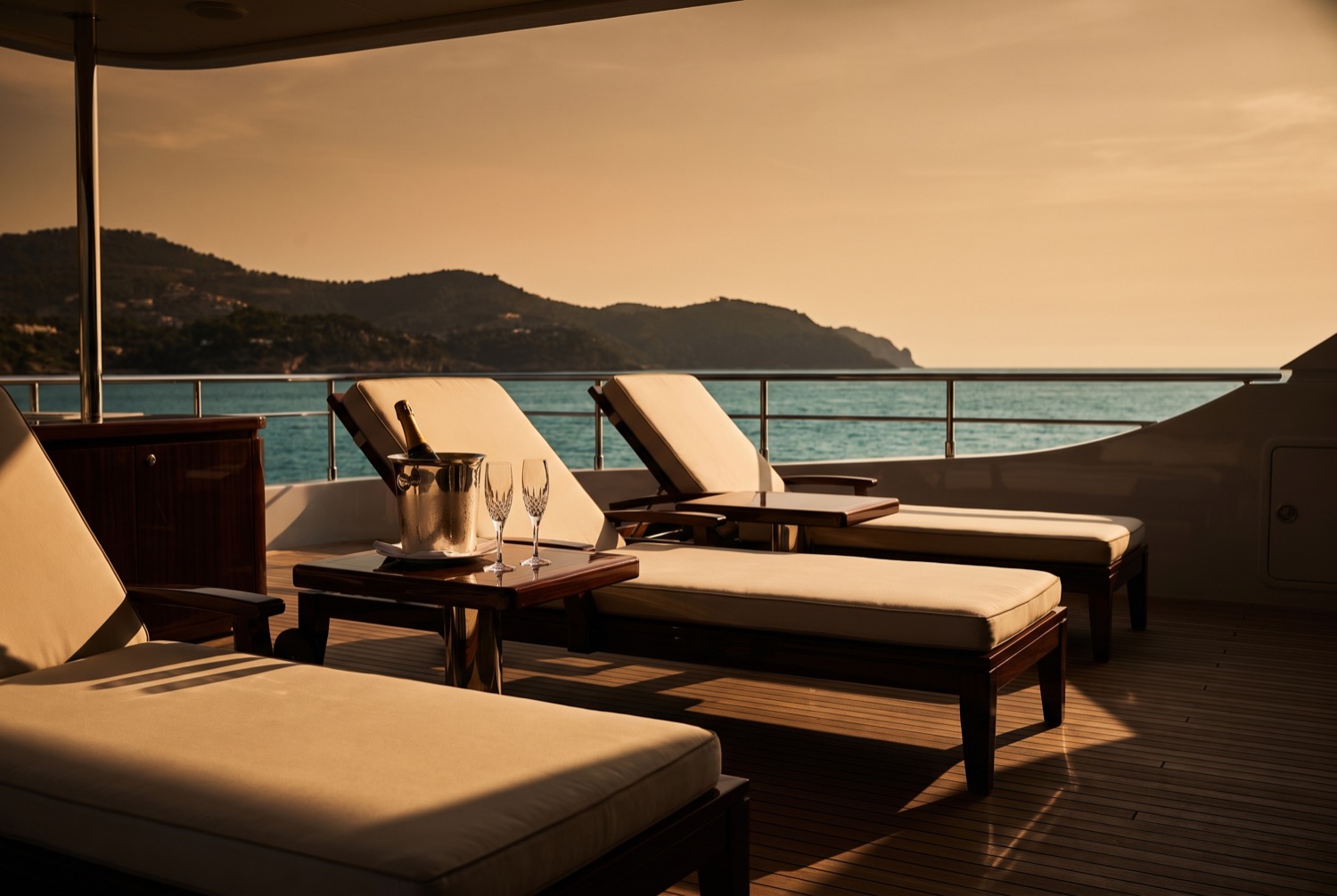 Sonnendeck einer Yacht vor der Küste